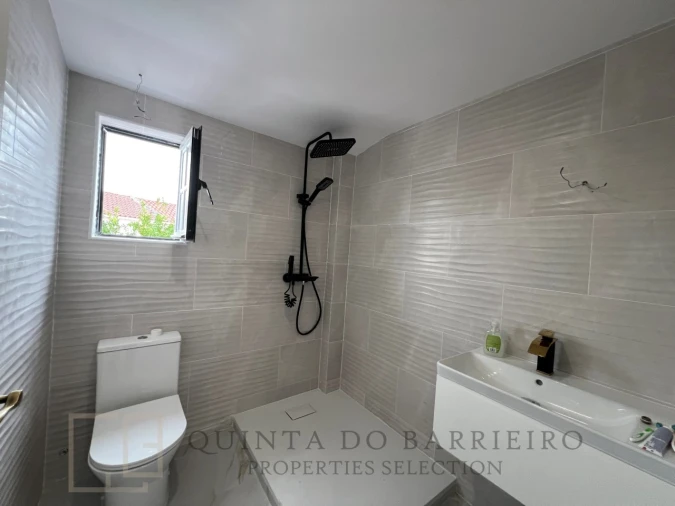 Moradia T5 para Venda em Comenda Foto 4