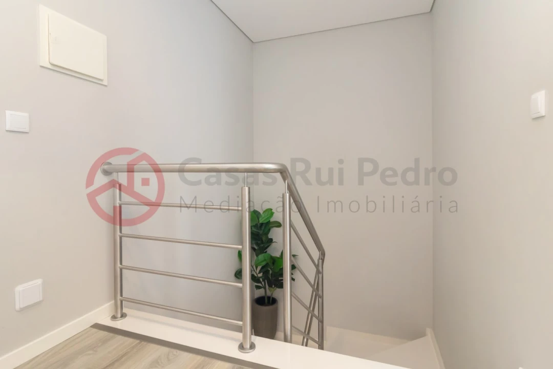 Moradia T4 para Venda em Fernao Ferro Foto 23
