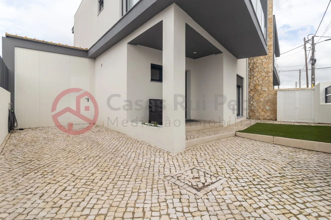 Moradia T4 para Venda em Fernao Ferro Foto 49