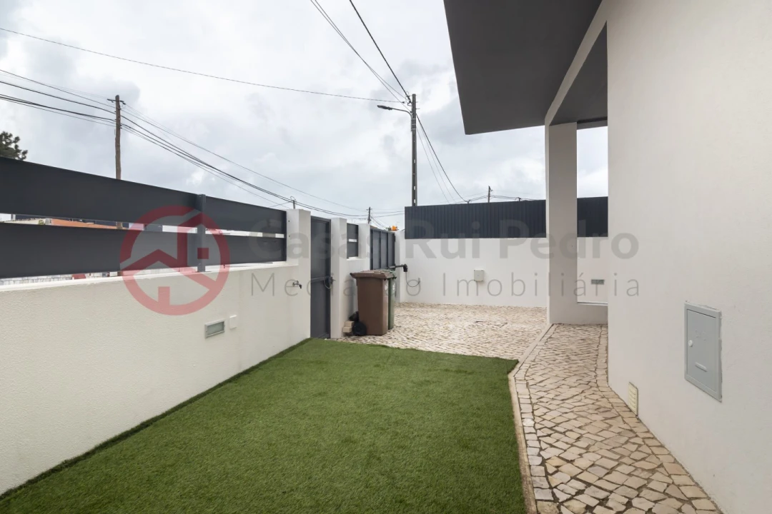 Moradia T4 para Venda em Fernao Ferro Foto 54