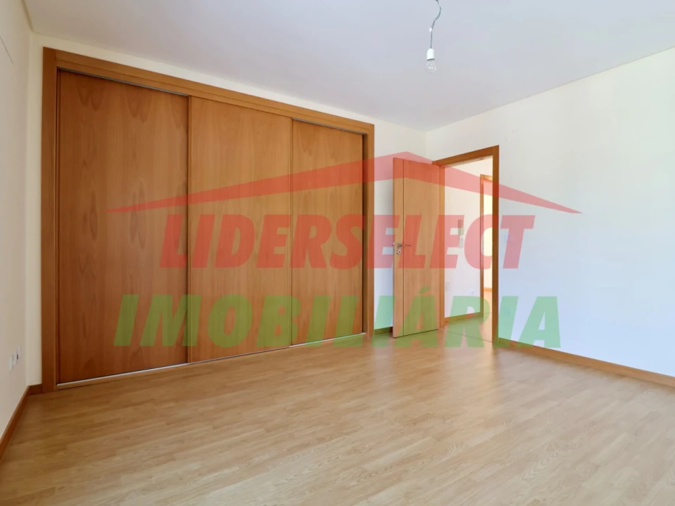 Moradia T4 para Venda em Silveira Foto 22