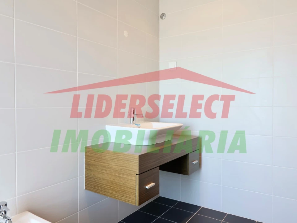 Moradia T4 para Venda em Silveira Foto 28