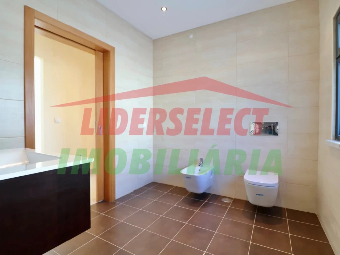 Moradia T4 para Venda em Silveira Foto 15