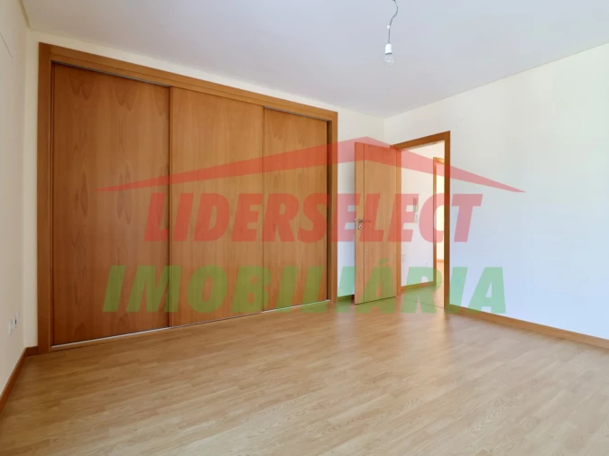 Moradia T4 para Venda em Silveira Foto 22