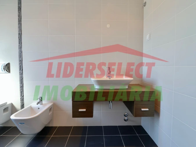 Moradia T4 para Venda em Silveira Foto 29