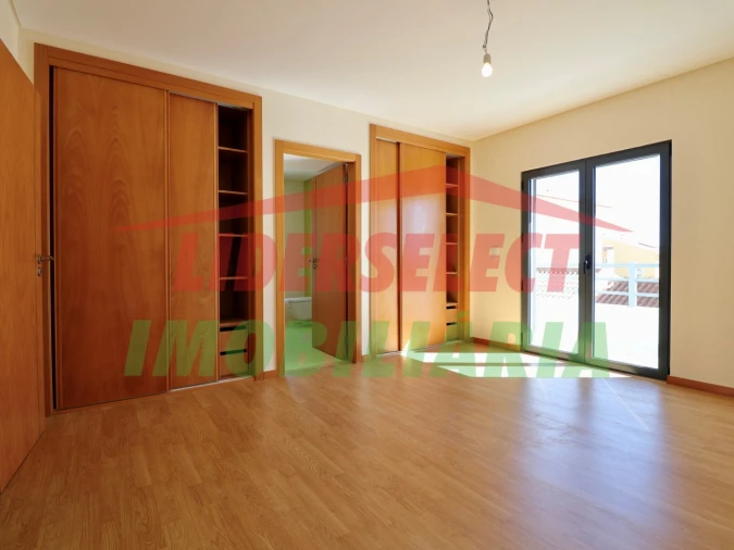 Moradia T4 para Venda em Silveira Foto 32