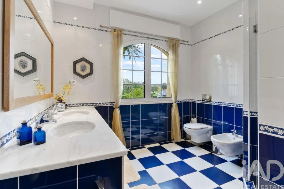 Moradia T5 para Venda em Guia Foto 18