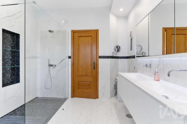 Moradia T5 para Venda em Guia Foto 25