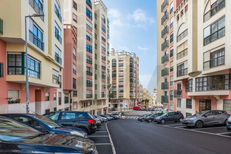 Apartamento T1 para Venda em Massamá e Monte Abraão