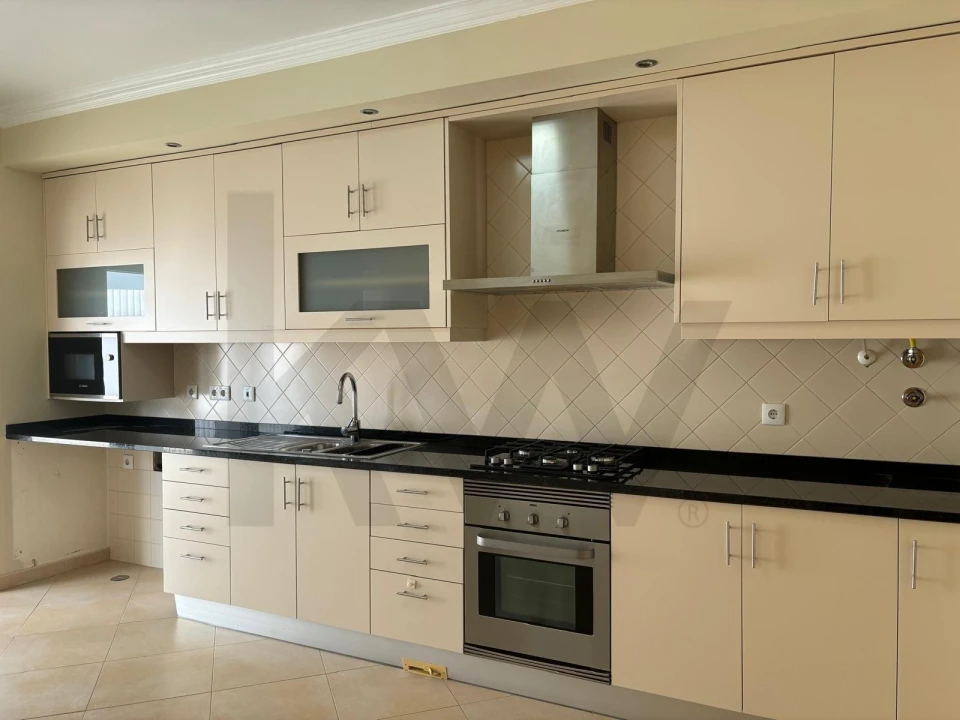 Moradia T3 para Arrendamento em Santa Maria e São Miguel, São Martinho, São Pedro Penaferrim Foto 7