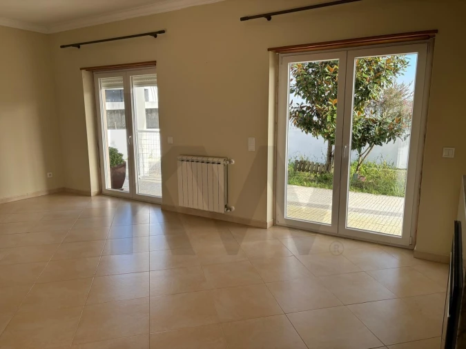 Moradia T3 para Arrendamento em Santa Maria e São Miguel, São Martinho, São Pedro Penaferrim Foto 4