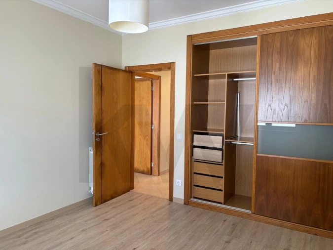 Moradia T3 para Arrendamento em Santa Maria e São Miguel, São Martinho, São Pedro Penaferrim Foto 5