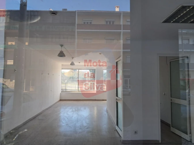 Loja para Arrendamento em Almada, Cova da Piedade, Pragal e Cacilhas Foto 1