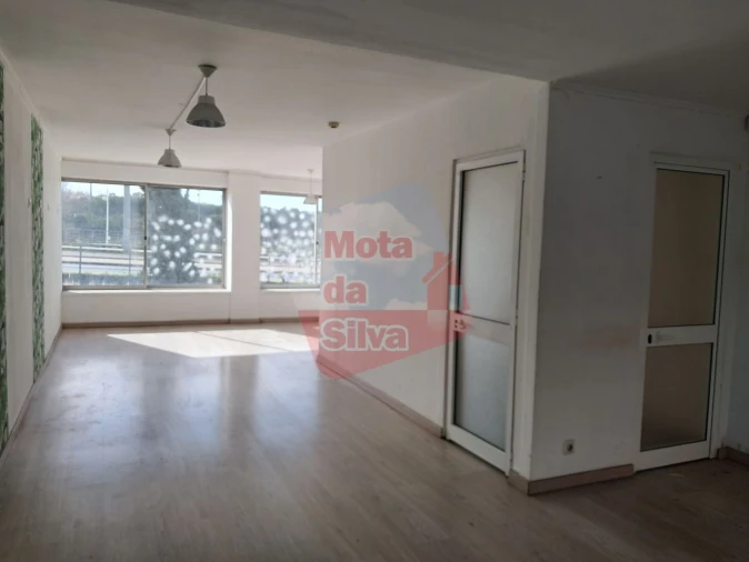 Loja para Arrendamento em Almada, Cova da Piedade, Pragal e Cacilhas Foto 1