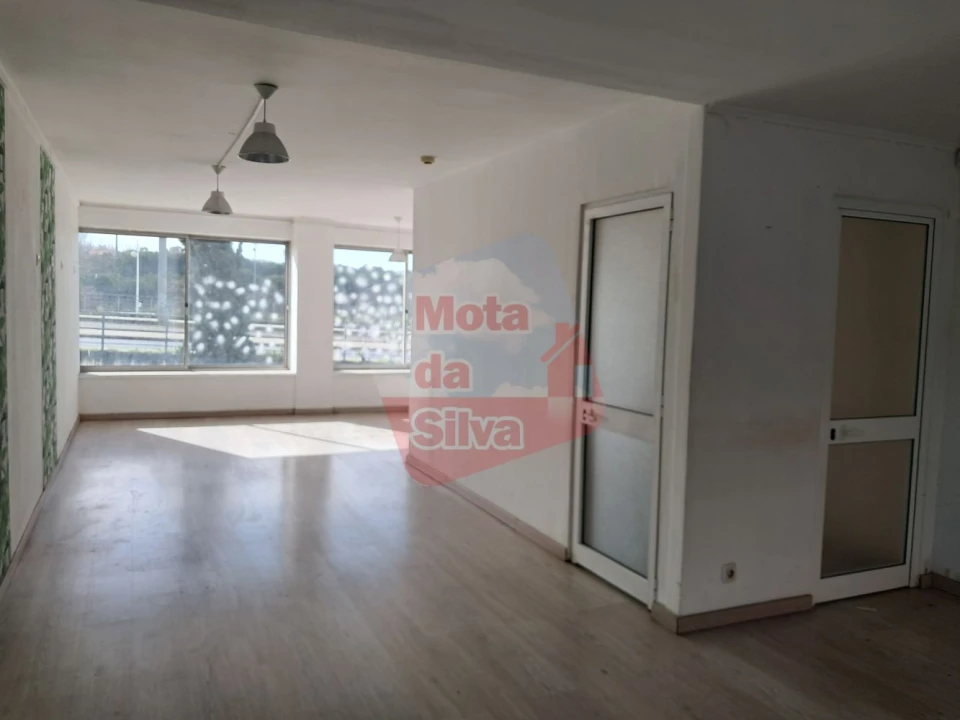 Loja para Arrendamento em Almada, Cova da Piedade, Pragal e Cacilhas Foto 1