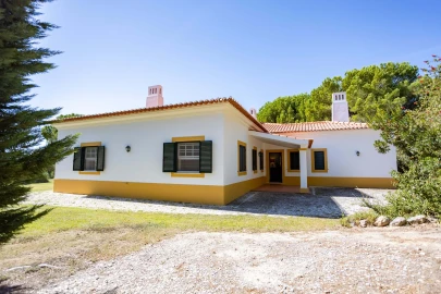 Moradia T4 para Arrendamento em Santo Estêvão