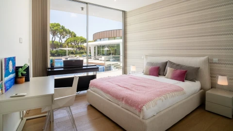 Moradia T5 para Cedência de Quotas em Quarteira