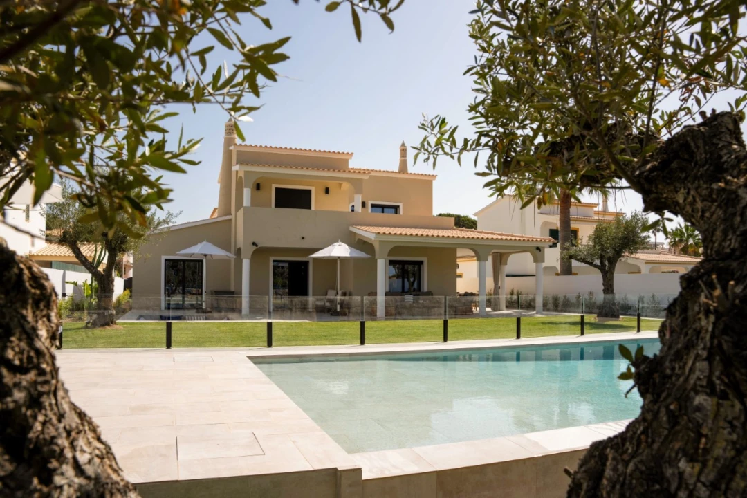 Moradia T5 para para venda em Guia Foto 2