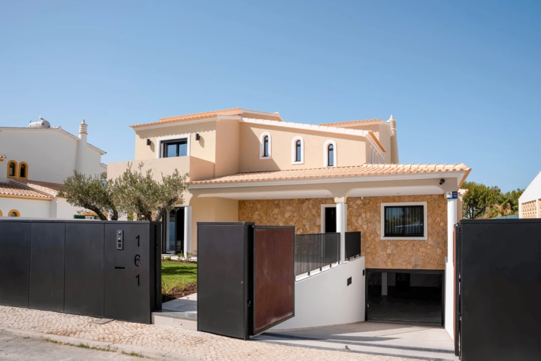 Moradia T5 para para venda em Guia Foto 3