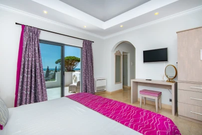 Moradia T4 para Cedência de Quotas em Almancil