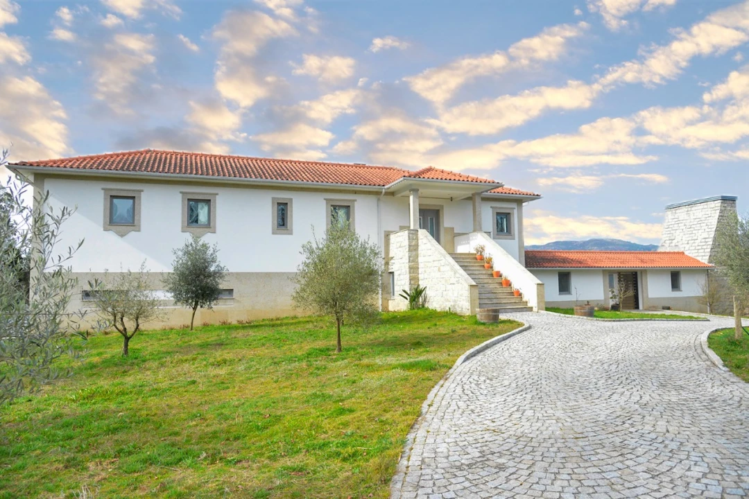 Moradia T5 para para venda em Santa Cruz da Trapa e São Cristóvão de Lafões Foto 3
