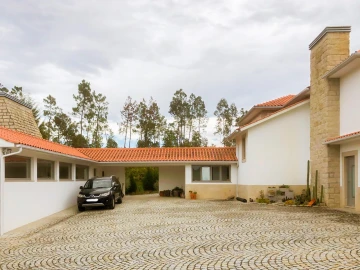 Moradia T5 para para venda em Santa Cruz da Trapa e São Cristóvão de Lafões