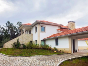 Moradia T5 para para venda em Santa Cruz da Trapa e São Cristóvão de Lafões