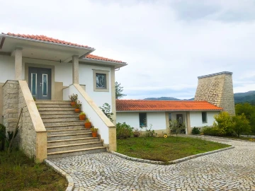 Moradia T5 para para venda em Santa Cruz da Trapa e São Cristóvão de Lafões