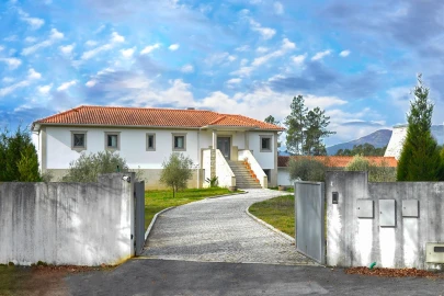 Moradia T5 para para venda em Santa Cruz da Trapa e São Cristóvão de Lafões