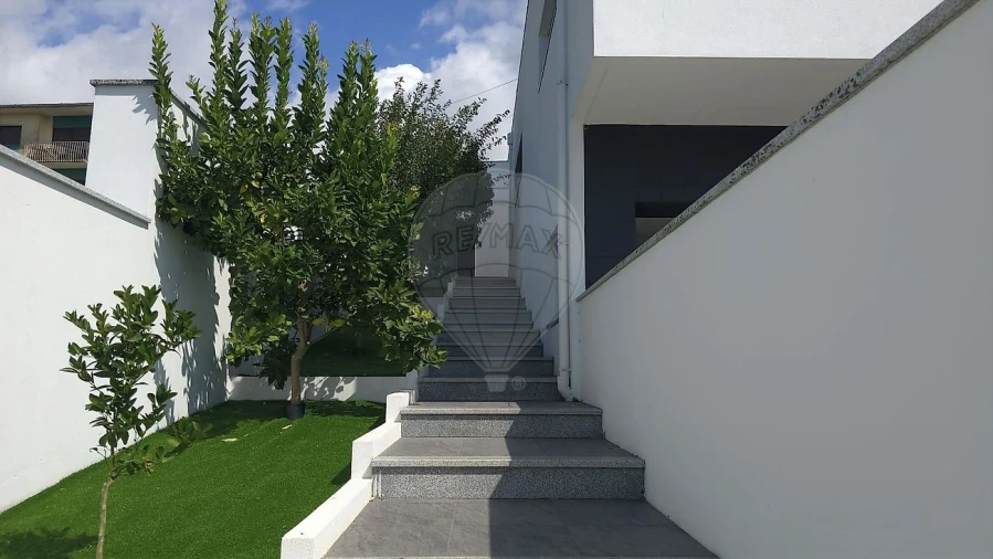 Moradia T4 para Venda em São João da Madeira Foto 8