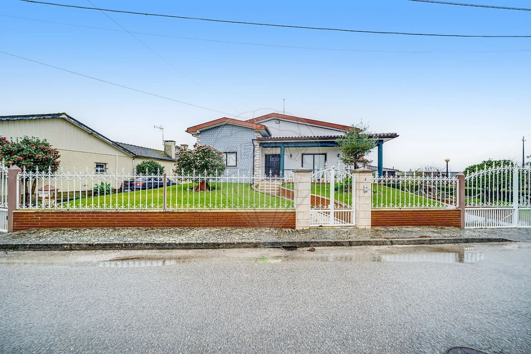 Moradia T3 para Venda em Palhaça Foto 2