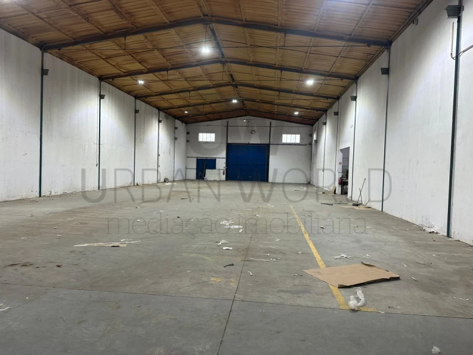 Armazém para Arrendamento em Venda do Pinheiro e Santo Estêvão das Galés Foto 1