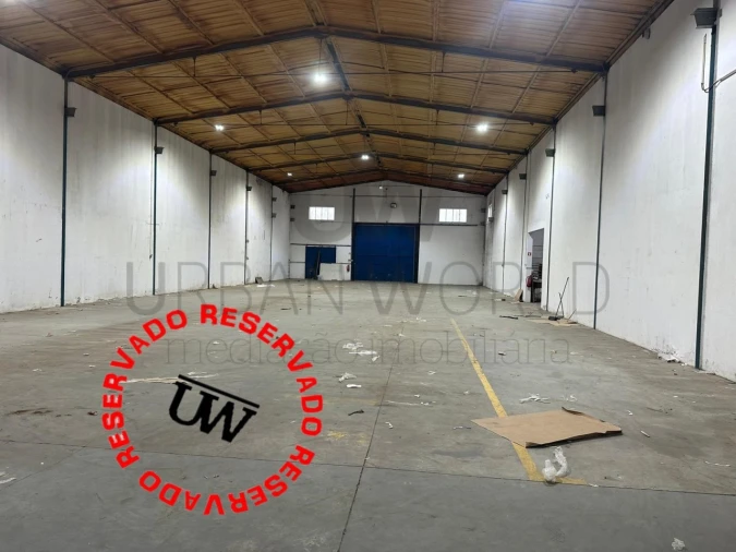 Armazém para Arrendamento em Venda do Pinheiro e Santo Estêvão das Galés Foto 1