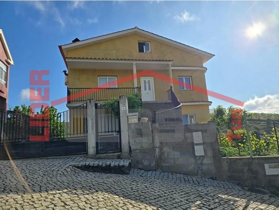 Moradia T4 para Venda em Ferradosa e Sendim da Serra Foto 1