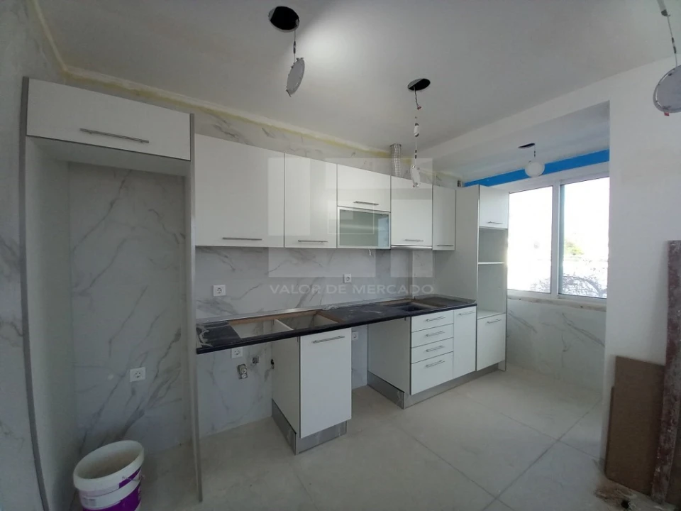 Apartamento T4 para Venda em Laranjeiro e Feijó Foto 4