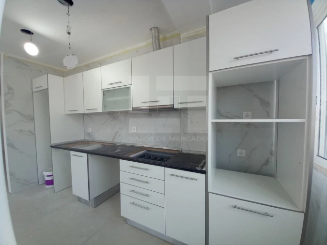 Apartamento T4 para Venda em Laranjeiro e Feijó Foto 9