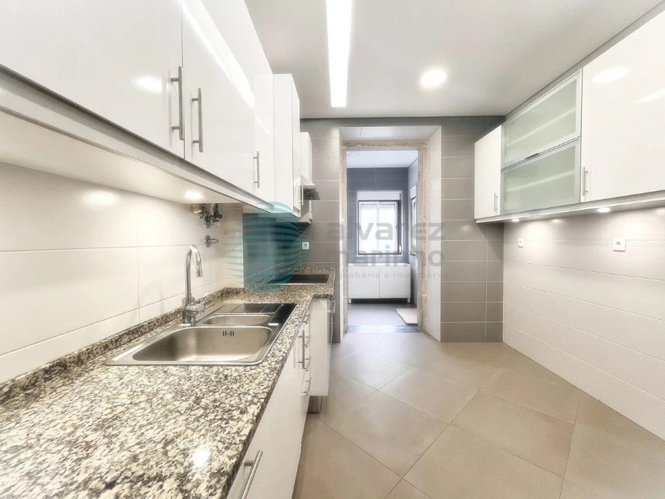 Apartamento T2 para Arrendamento em Campo de Ourique Foto 10