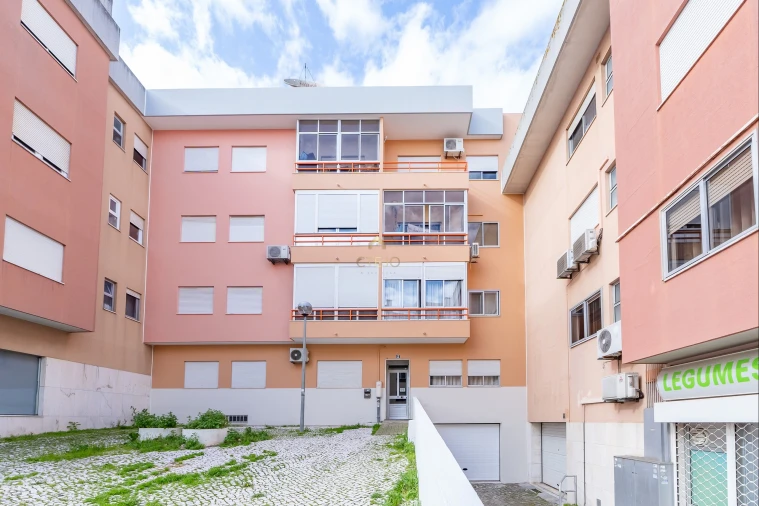 Apartamento T2 para Venda em Santa Iria de Azoia, São João da Talha e Bobadela Foto 1