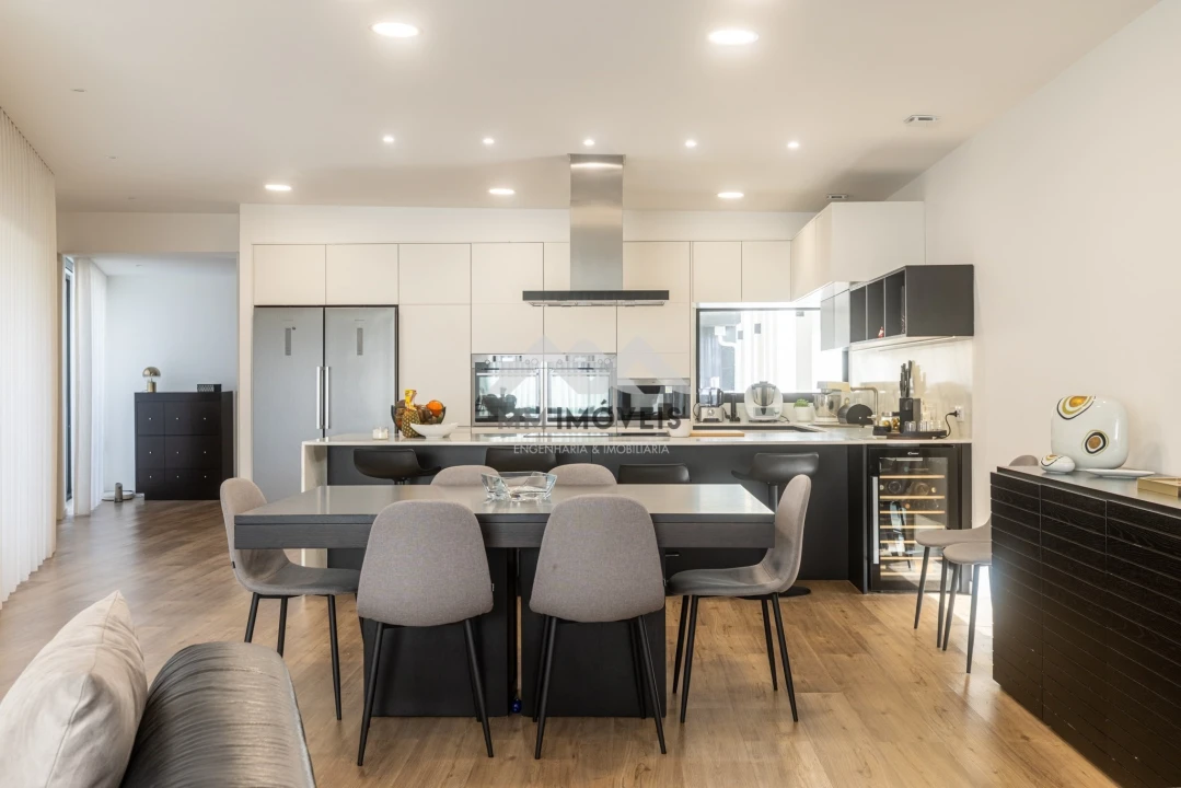 Moradia T4 para Venda em Milheiros Foto 7