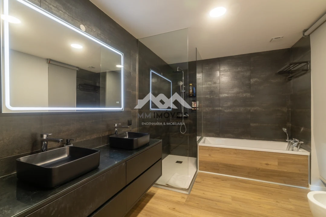 Moradia T4 para Venda em Milheiros Foto 18