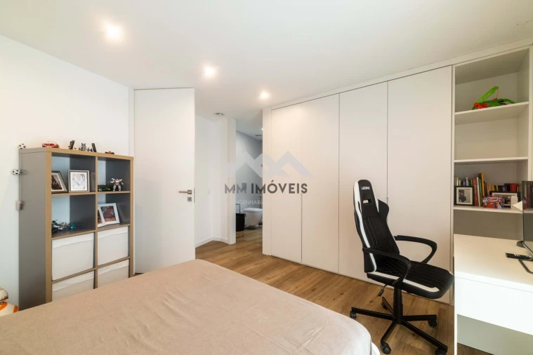 Moradia T4 para Venda em Milheiros Foto 26