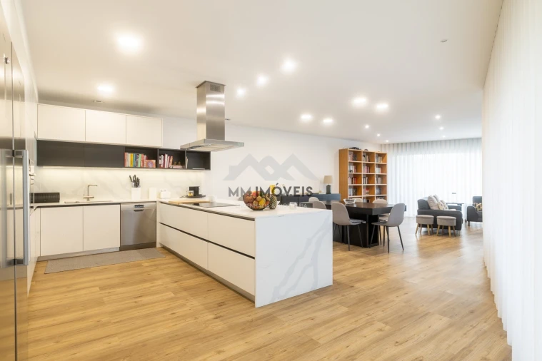 Moradia T4 para Venda em Milheiros Foto 9