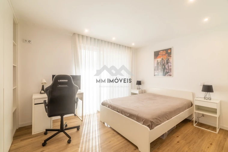 Moradia T4 para Venda em Milheiros Foto 25