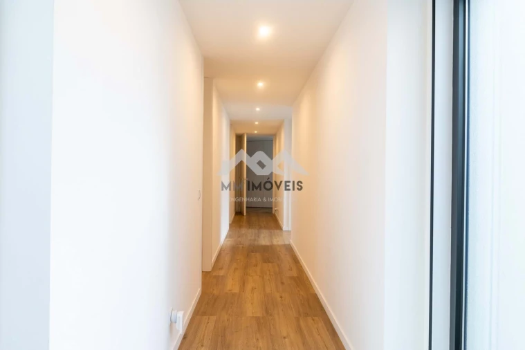 Moradia T4 para Venda em Milheiros Foto 19