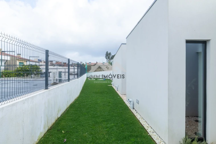 Moradia T4 para Venda em Milheiros Foto 49