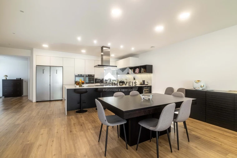 Moradia T4 para Venda em Milheiros Foto 3