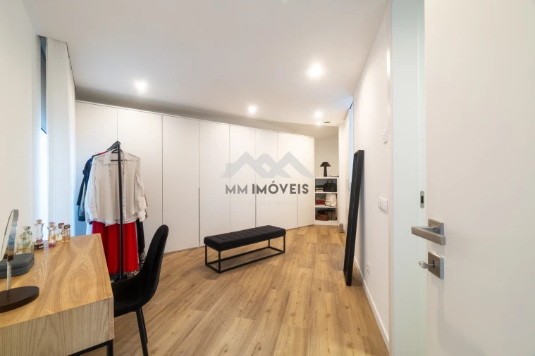 Moradia T4 para Venda em Milheiros Foto 14