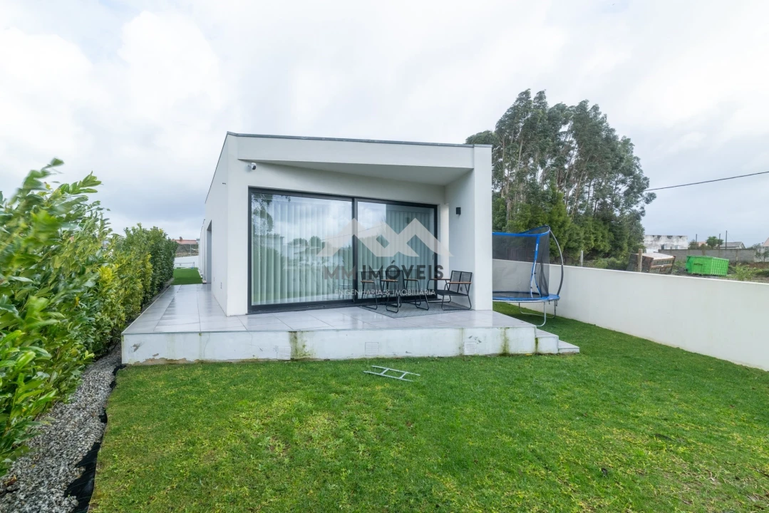 Moradia T4 para Venda em Milheiros Foto 32