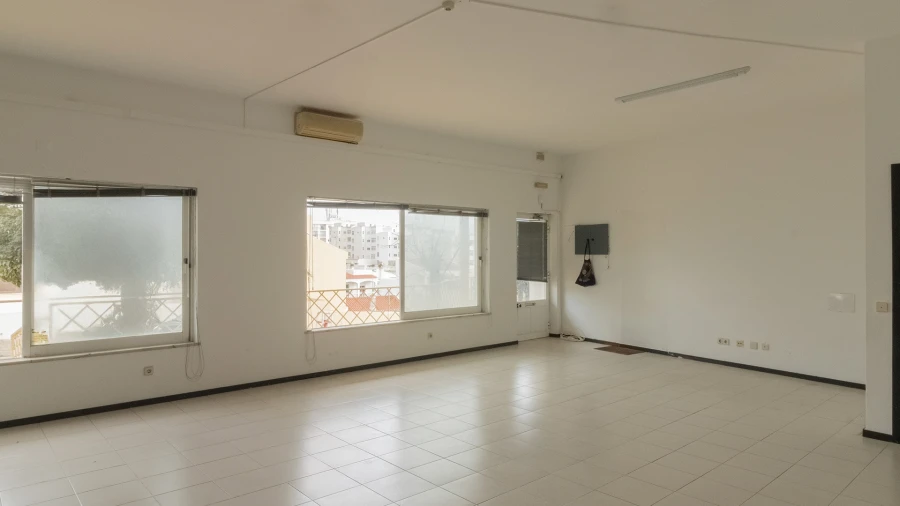 Loja para Venda em Lagos (São Sebastião e Santa Maria) Foto 1