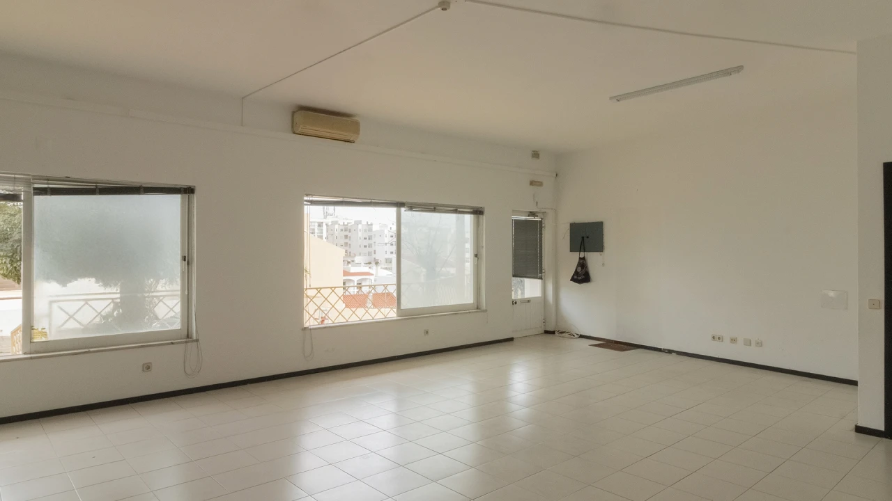 Loja para Venda em Lagos (São Sebastião e Santa Maria) Foto 1